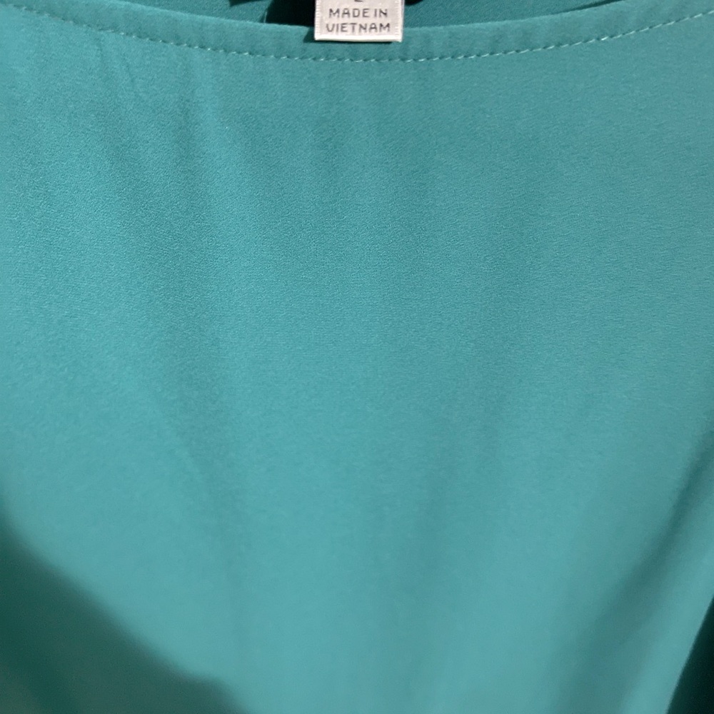 🌸 Turquoise Flowy Blouse | Effortless Chic for Work or Weekend ✨ - Picture 4 of 5